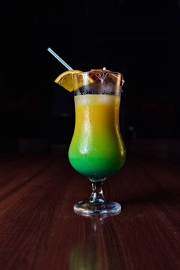 Tekila Gündoğumu, karanlık bir arka planda soğuk çekimler yaptı..