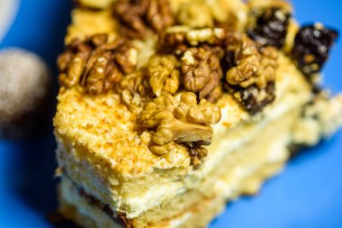 Yakın plan cevizli bir dilim kek..