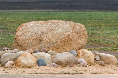 Yolun kenarında büyük bir taş var.