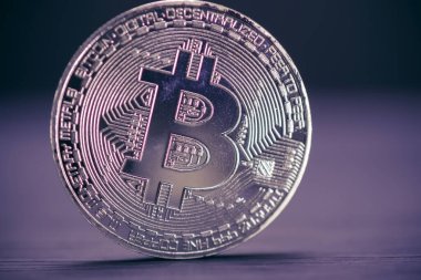 Koyu arkaplanda bitcoin 