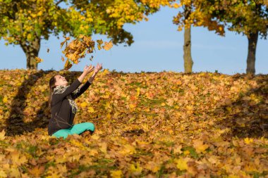 Kız düşmüş akçaağaç yaprakları kusar..