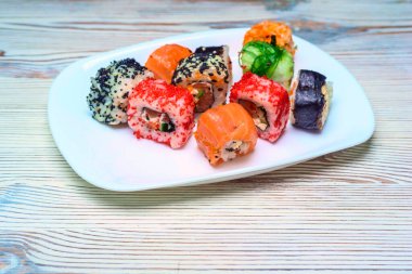 Kapalı tabakta suşi..