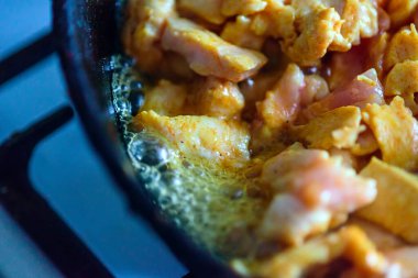 Küçük tavuk parçaları tavada kızarır.