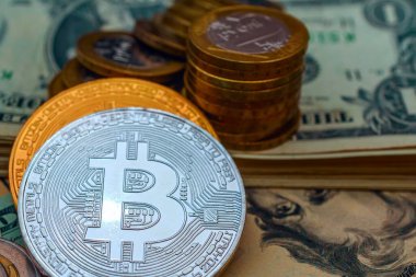 Bitcoin şifreleme parası Amerikan doları ve sikkelerinin arka planında