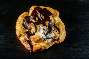 Siyah ahşap arka planda bir eklem.