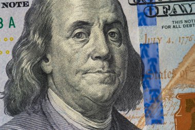 Yüz dolarlık banknotun bir parçası, yakın plan çekilmiş..