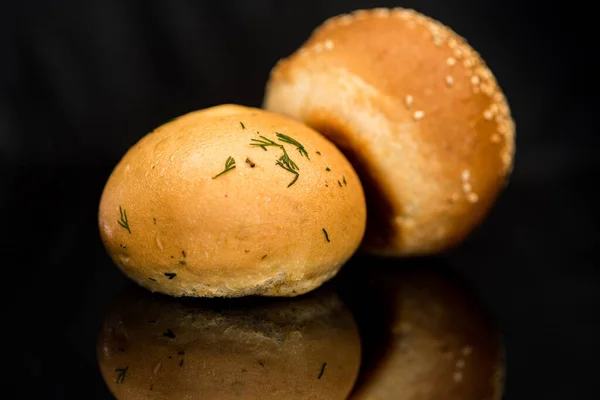 Teebötchen Auf Schwarzem Hintergrund Aus Nächster Nähe Fotografiert — Stockfoto