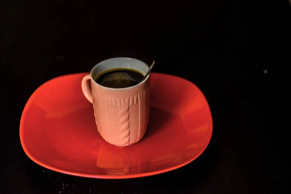 Hrnek Kávu Červeném Talíři Zblízka Tmavém Pozadí — Stock fotografie