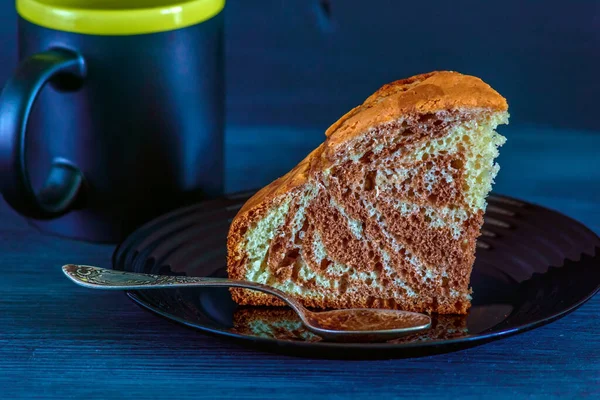 Вид Чашку Кофе Сладкий Торт Тарелке — стоковое фото