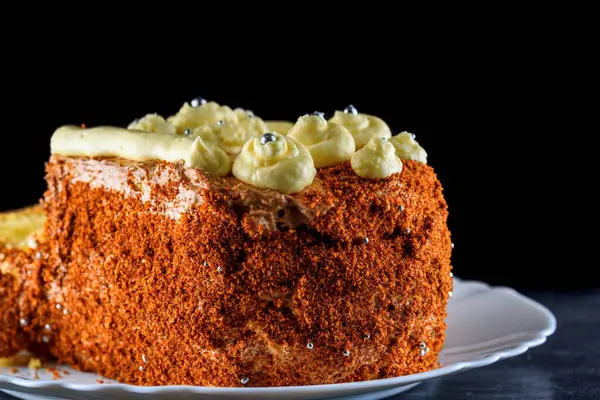 黒を基調にした美味しい自家製ビスケットケーキ — ストック写真