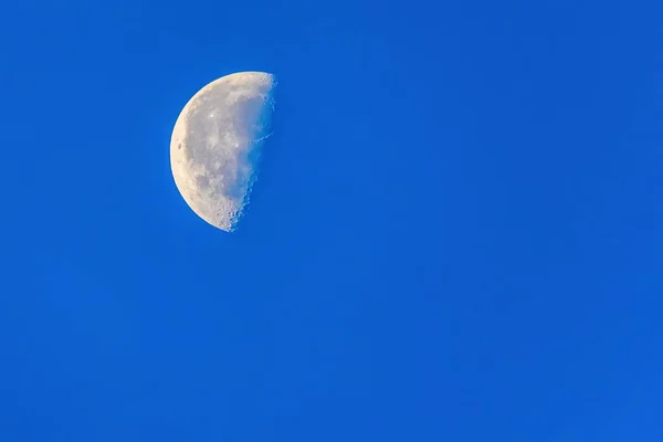 Der Mond Vor Blauem Himmel — Stockfoto