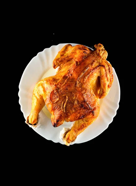 Seluruh Ayam Goreng Piring Putih Pada Latar Belakang Kayu — Stok Foto