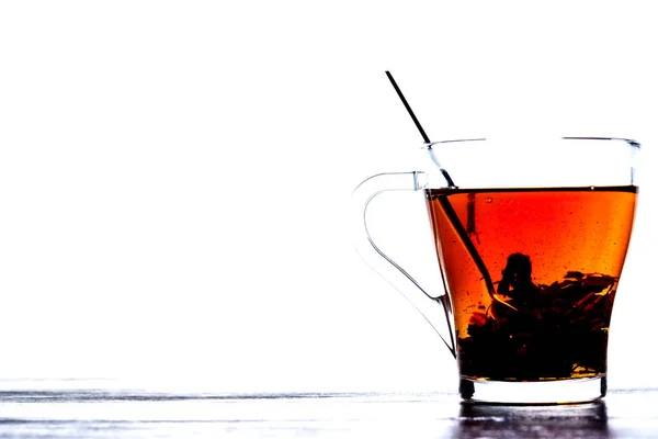白い背景の透明なマグカップの中のお茶は — ストック写真