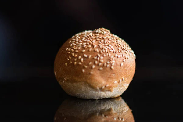 Bollo Con Semillas Sésamo Sobre Fondo Negro — Foto de Stock