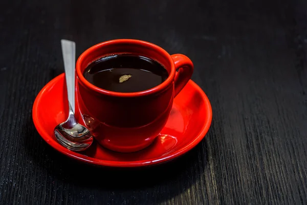 黒い木の背景にある赤いマグカップのコーヒーは — ストック写真