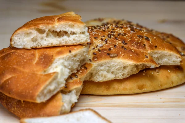 Hembakat Bröd Träbord — Stockfoto