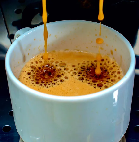 커피를 붓는다 — 스톡 사진