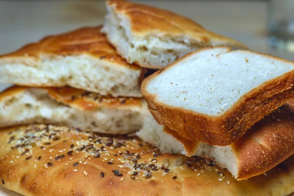 Selbstgebackenes Brot Auf Holztisch — Stockfoto