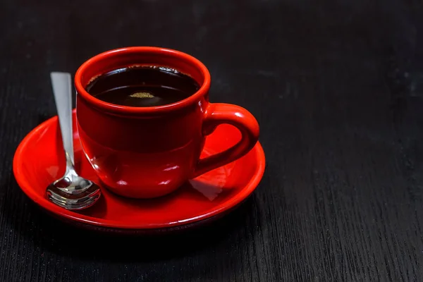 Кофе Красной Кружке Черном Деревянном Фоне — стоковое фото