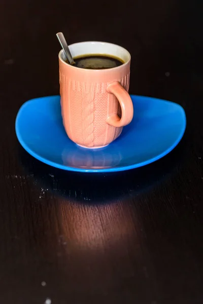 Egy Csésze Kávé Egy Kék Tányéron — Stock Fotó