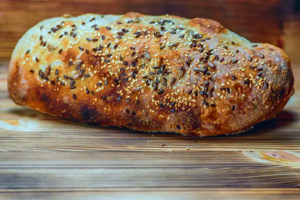 Hausgemachtes Brot Auf Holzgrund — Stockfoto