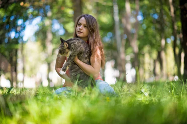 Retrato Uma Menina Parque Com Maine Coon Cat — Fotografia de Stock