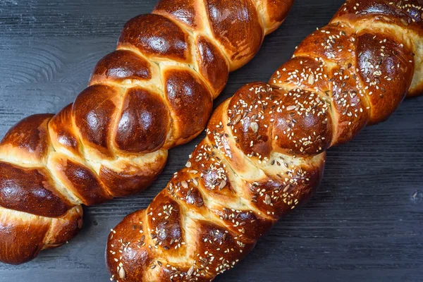 Ahşap arka planda lezzetli bir challah.