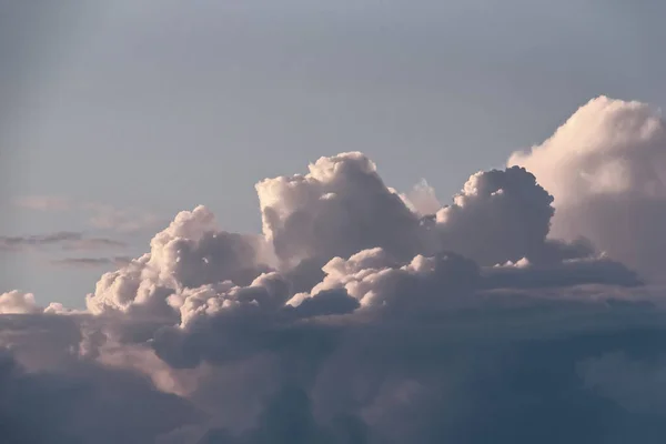 Nubes Esponjosas Contra Cielo — Foto de Stock