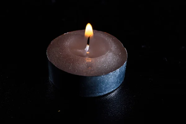 Fuego Una Vela Moribunda Sobre Fondo Oscuro —  Fotos de Stock