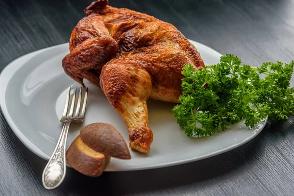 Ayam Goreng Piring Putih Pada Latar Belakang Kayu Gelap — Stok Foto