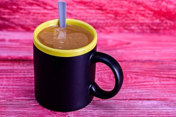 Café Uma Caneca Preta Fundo Madeira Vermelho — Fotografia de Stock