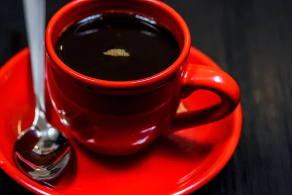 Caffè Una Tazza Rossa Uno Sfondo Legno Nero — Foto Stock