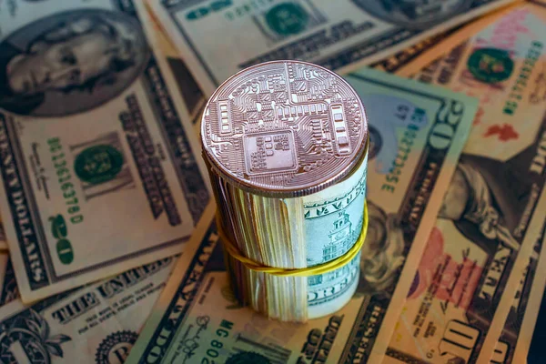 Uang Bitcoin Crypto Dengan Latar Belakang Dolar Stok Gambar Bebas Royalti