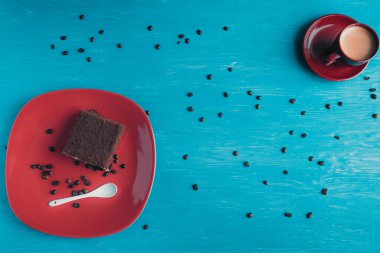 Tahta bir arka planda, bir tabakta duran sünger keki..