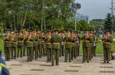 Minsk. Beyaz Rusya. 10 Eylül 2017. Şehir sakinleri için parktaki askeri bando..