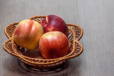 Koyu arkaplanda nektarinler