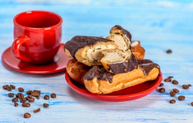 Ahşap arka planda kahve ve çikolata ekleriName