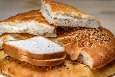 Ahşap masada ev yapımı ekmek.