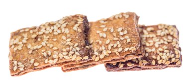 Susam tohumlu leziz bisküviler beyaz arka grubunda izole edilmiş.