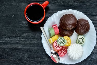 Çikolatada marşmelov ve beyaz şekerli marmelat.