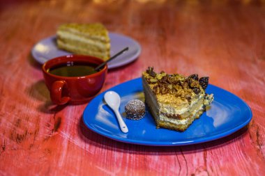 Yakın plan cevizli bir dilim kek..