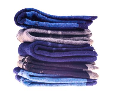 Beyaz arkaplanda izole edilmiş deve çorapları yığını.