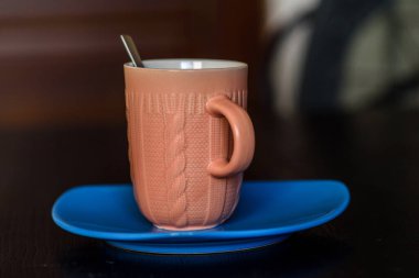 Mavi tabakta bir fincan kahve..