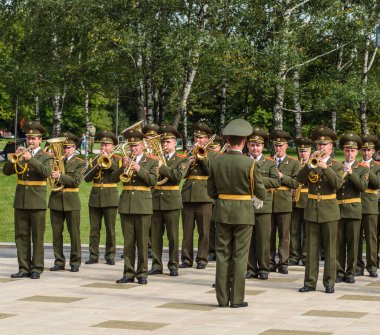 Minsk. Beyaz Rusya. 10 Eylül 2017. Şehir sakinleri için parktaki askeri bando..