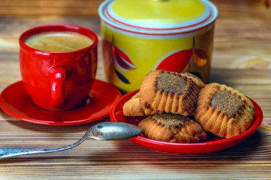 Kahve, şeker ve kurabiyelere bakın.
