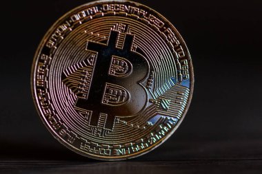 Koyu arkaplanda bitcoin 