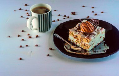 Kahve manzarası ve tabakta güzel bir pasta.