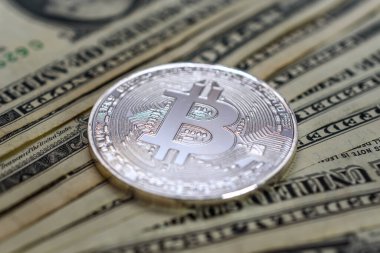 Dolar arkaplanına karşı bitcoin