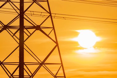 Gün batımında yüksek voltaj hattı.
