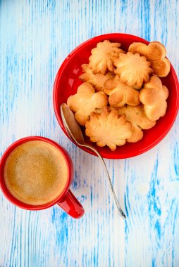 Kırmızı tabakta kurabiye ve kırmızı fincanda kahve.